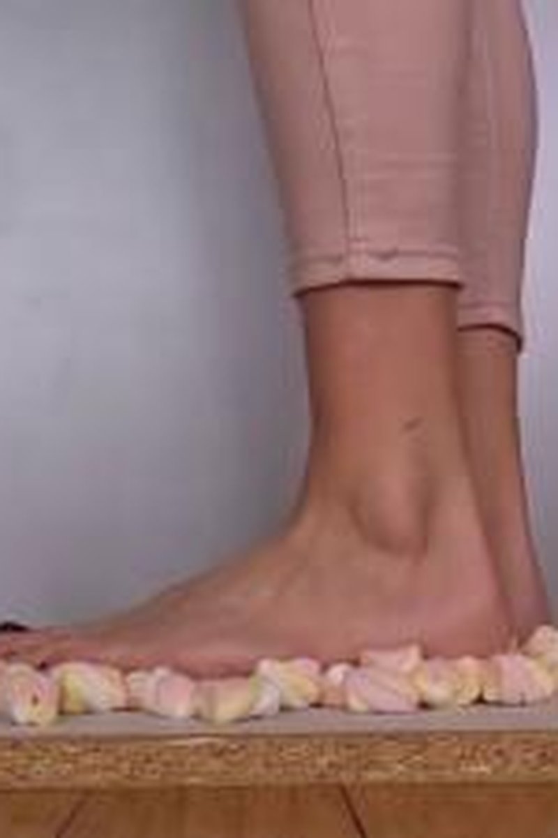 Squeezed By Amazon Sidney - Screenshot 1 of 4 - Barefoot
