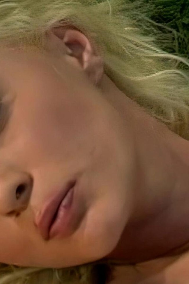 2 Whores Oustide - Screenshot 1 of 4 - Curvy
