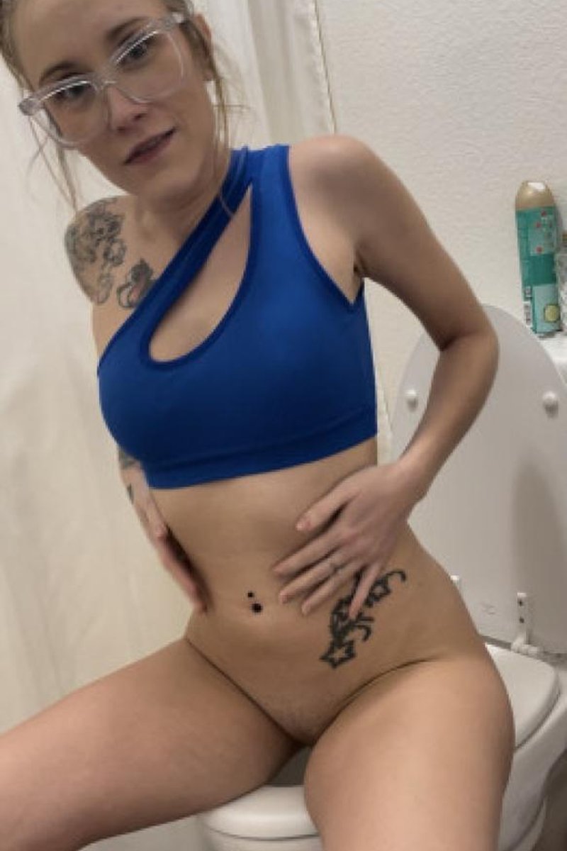 After Workout Piss - Screenshot 1 of 4 - Brown Hair