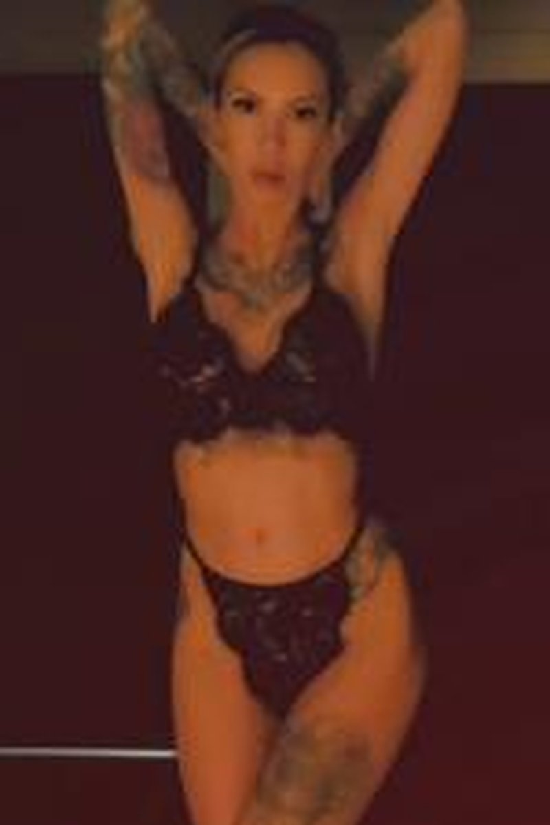Stripper Fantasy - Screenshot 1 of 4 - Blowjob