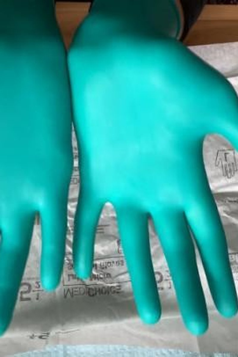 How to Don Sterile Surgical Gloves - Screenshot 1 of 4 - Fetish