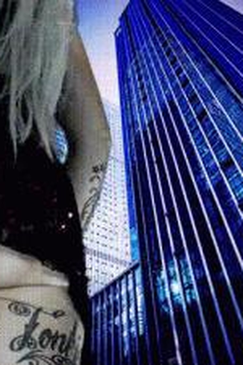 Demon Giantess - Screenshot 1 of 4 - Barefoot