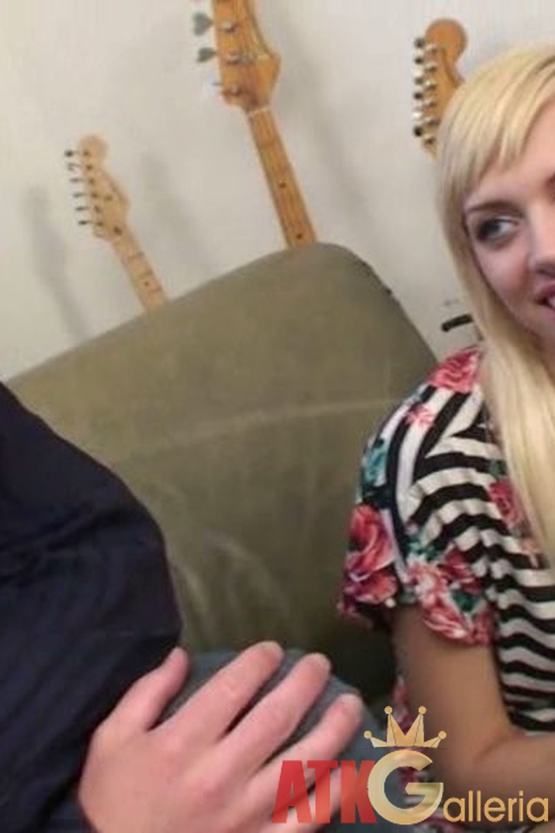 Emma Mae - Action - Screenshot 1 of 4 - Fingering