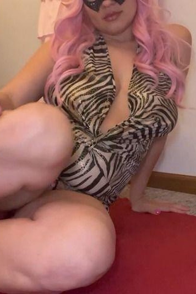 Foot Teasing Pedi - Screenshot 1 of 4 - Cosplay