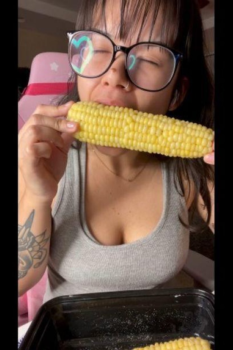 Corn Mukbang - Screenshot 1 of 4 - Asian