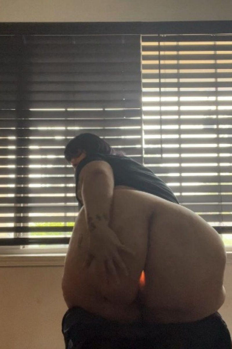 Hidden Plug - Screenshot 1 of 4 - Ass Fetish
