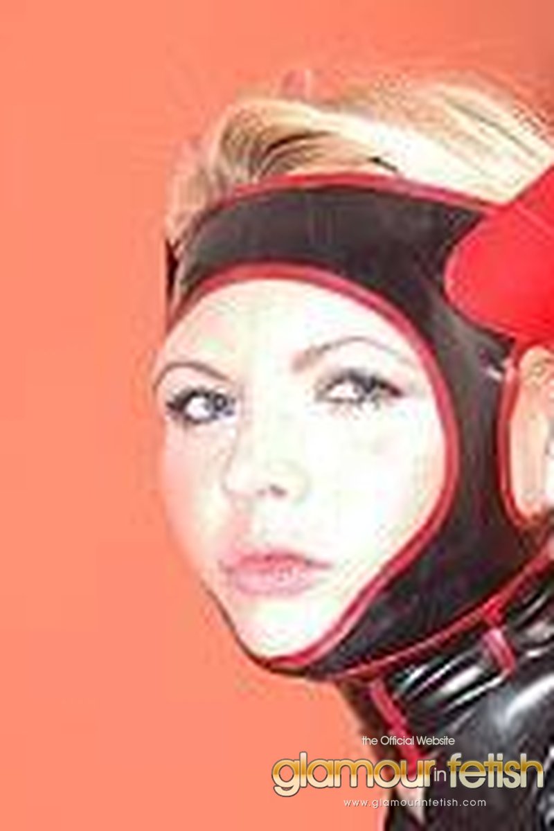 Beauty In Latex And Heels - Screenshot 1 of 4 - Lenka Stara