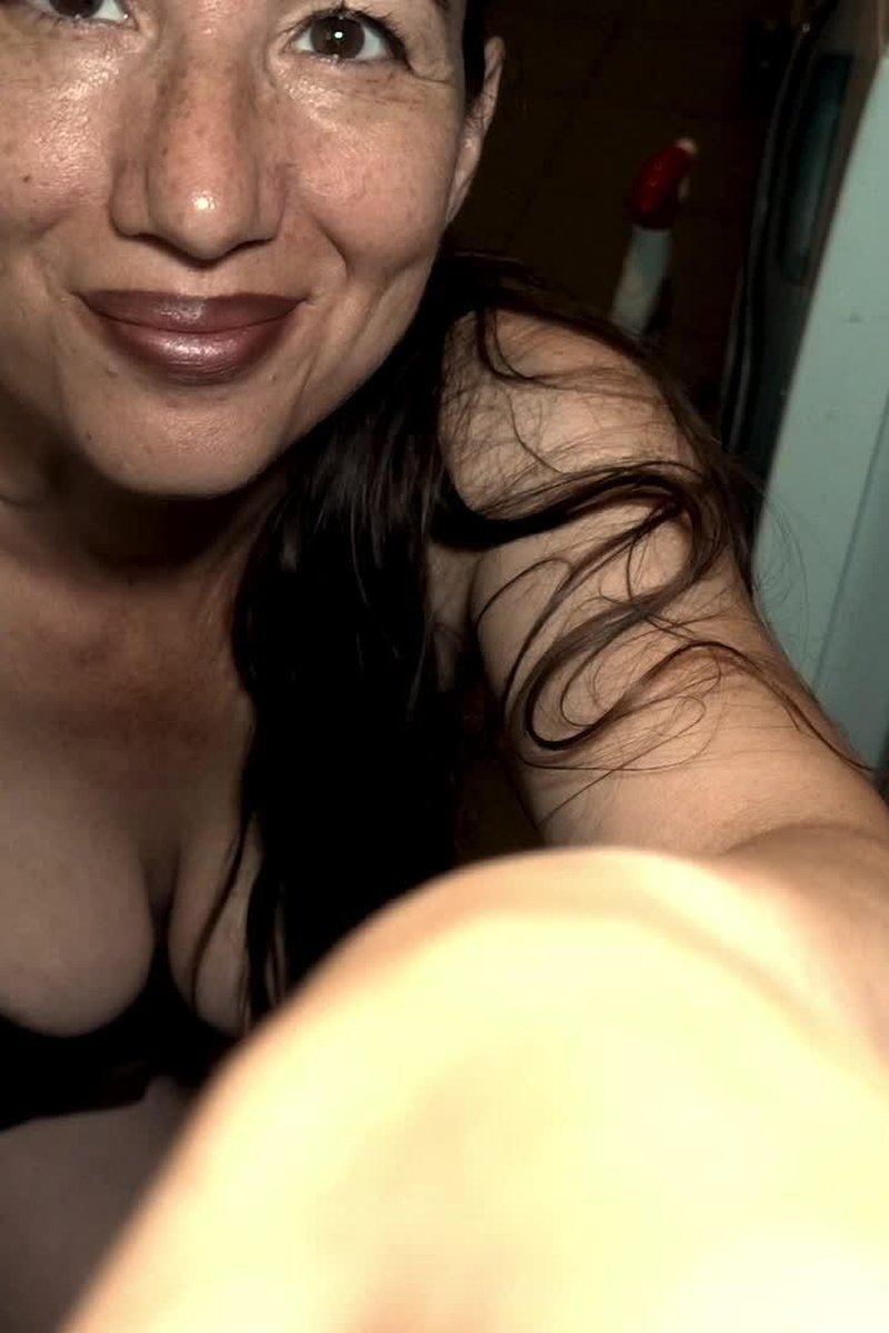 Limpiando El Suelo - Screenshot 1 of 4 - MILF (30+)
