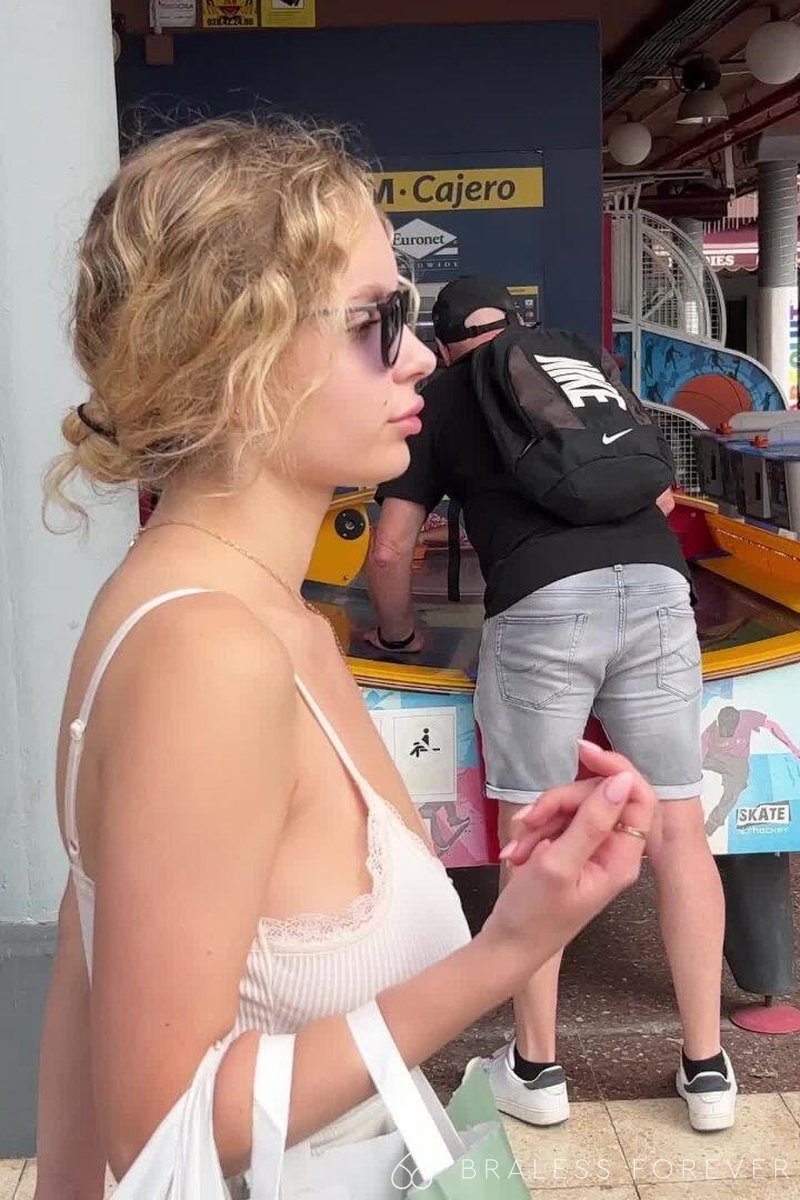 Seaside - Screenshot 1 of 4 - Mila