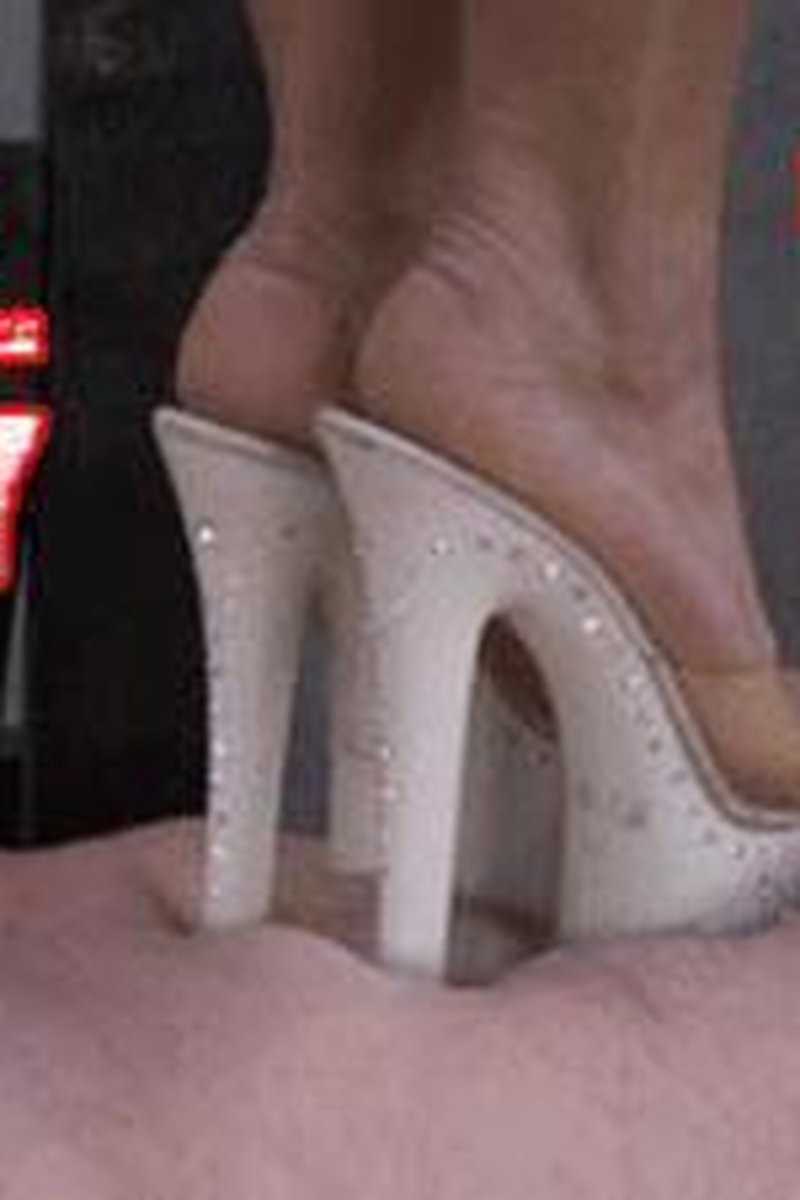 Beauty Trample - Screenshot 1 of 4 - BDSM