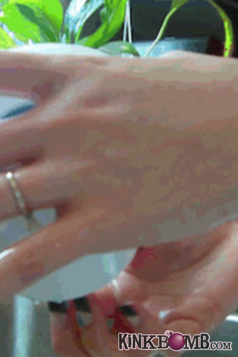 Sexylemon: Kitchen Sink Hand Tease - Screenshot 1 of 4 - Bathroom