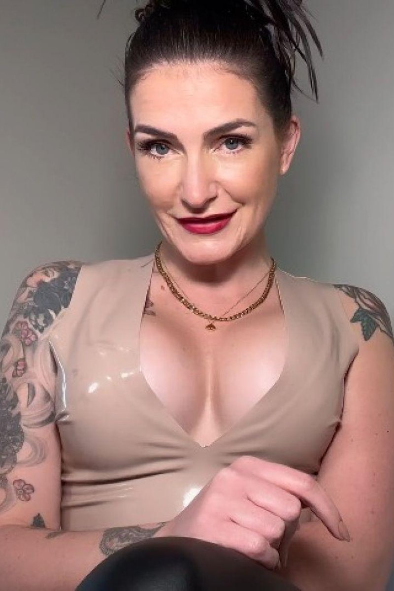 Insignificant Loser - Screenshot 1 of 4 - Femdom
