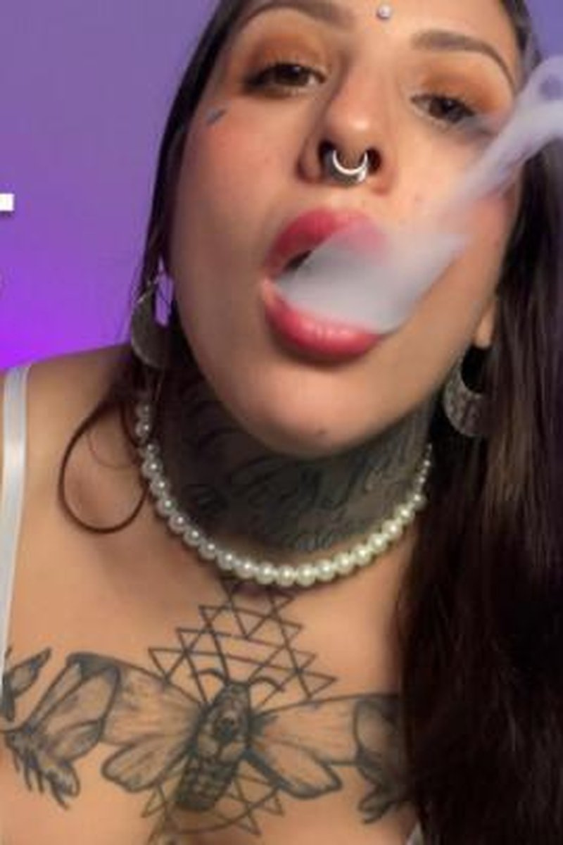 Sensual Vaping - Screenshot 1 of 4 - Eye Contact