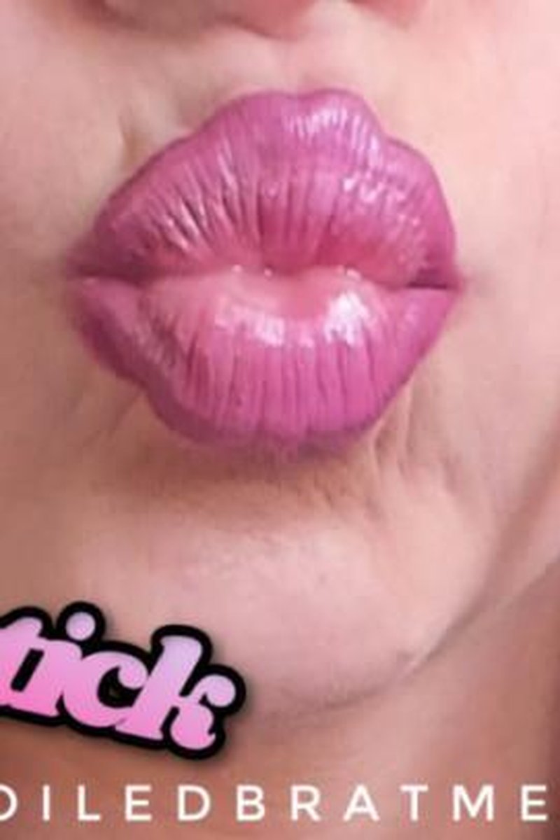 Lipstick Application - Screenshot 1 of 4 - Close Up