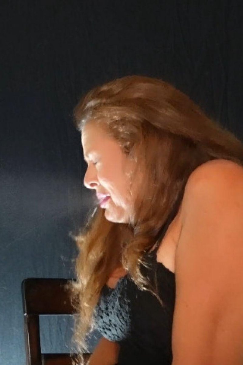 Sneezing Seduction - Screenshot 1 of 4 - Sfw