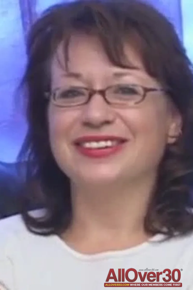Alannha: Interview - Screenshot 1 of 4 - Glasses