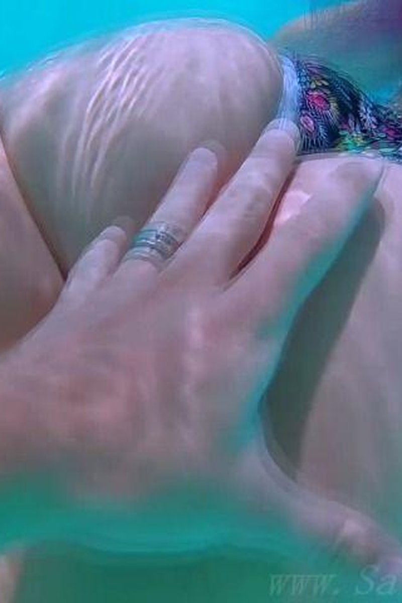 Pool Booty Bounce - Screenshot 1 of 4 - Ass Worship