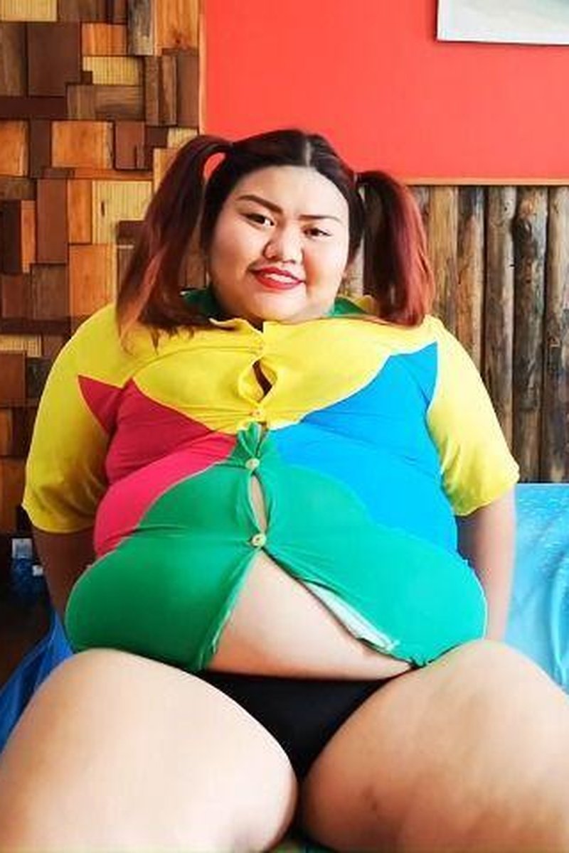 Button Bursting Belly - Screenshot 1 of 4 - BBW