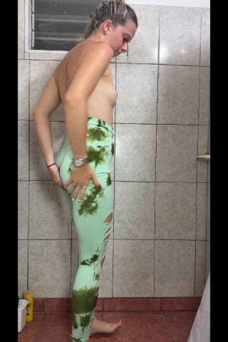 Pee And Farts In Leggings - Screenshot 1 of 4 - Farting