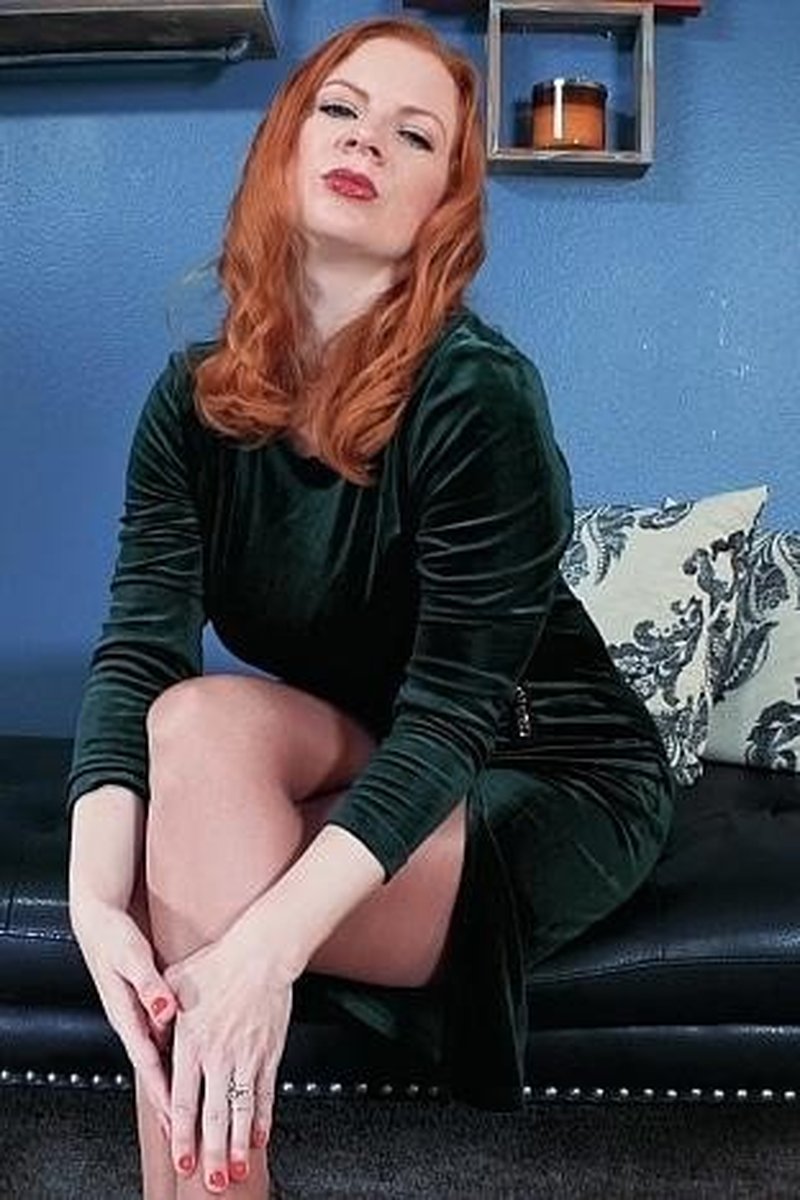 Leg Day - Screenshot 1 of 4 - Femdom