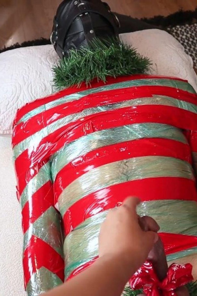 The Gimp That Stole Christmas: Part I - Screenshot 1 of 4 - BDSM