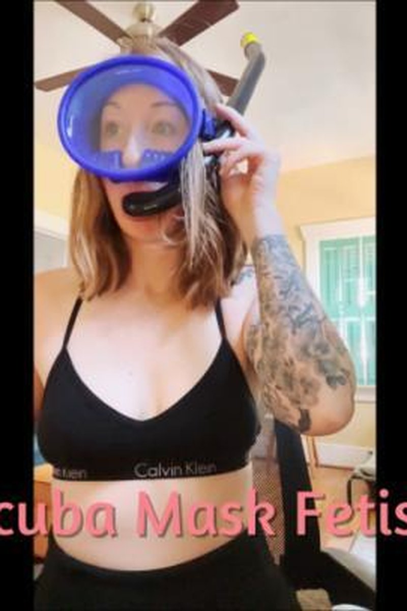 Scuba Mask - Screenshot 1 of 4 - MILF (30+)