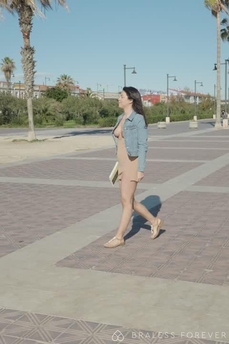 Braless Bookstore - Screenshot 1 of 4 - Sky Moon