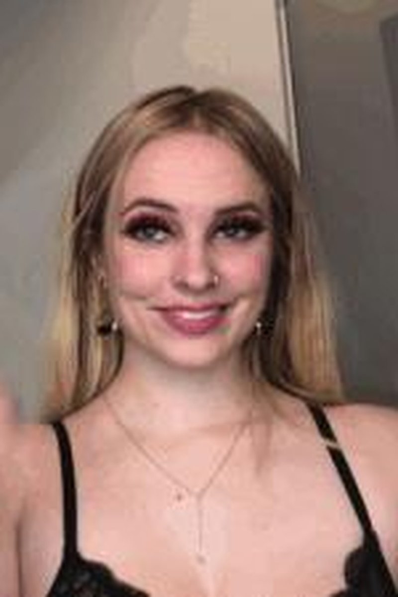 Sissy Makeup Tutorial - Screenshot 1 of 4 - Blonde Hair (Female)