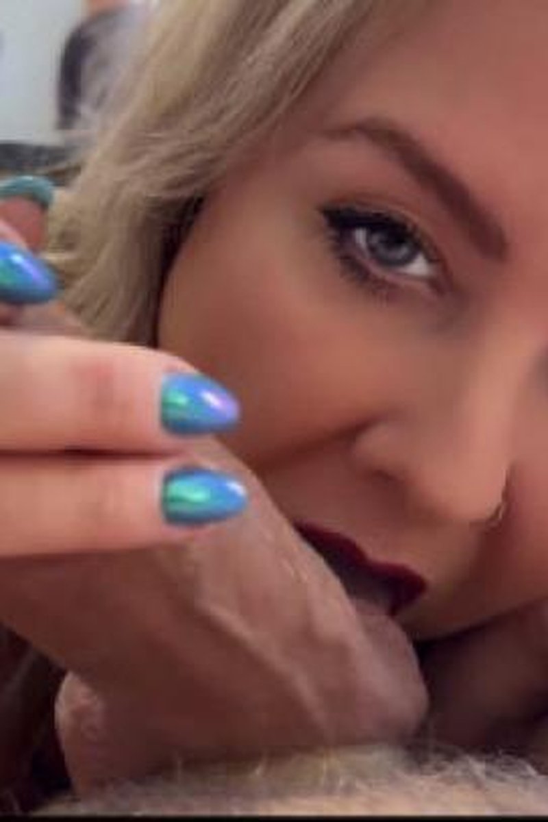 The Manicure - Screenshot 1 of 4 - Blowjob