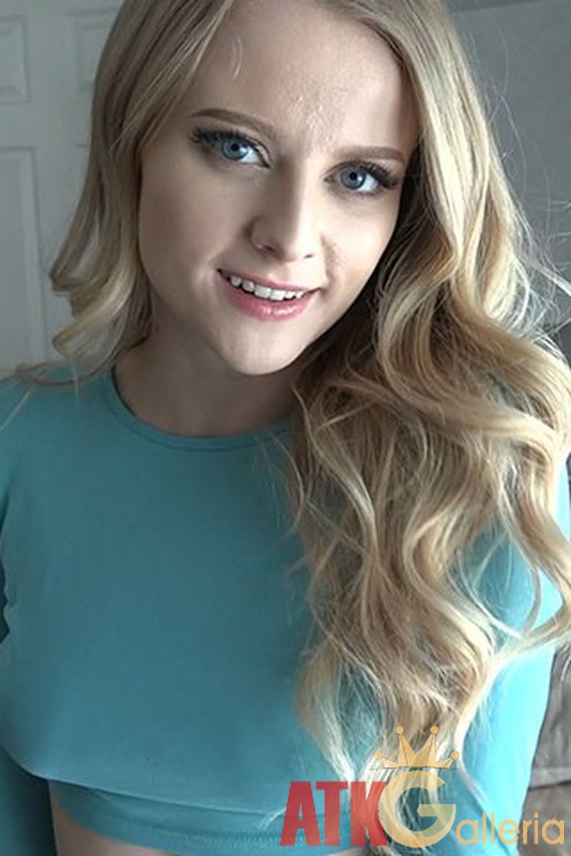 Paris White Dildo Anal - Screenshot 1 of 4 - Big Ass