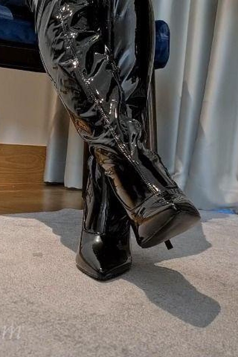 Boot Worship - Screenshot 1 of 4 - Boots