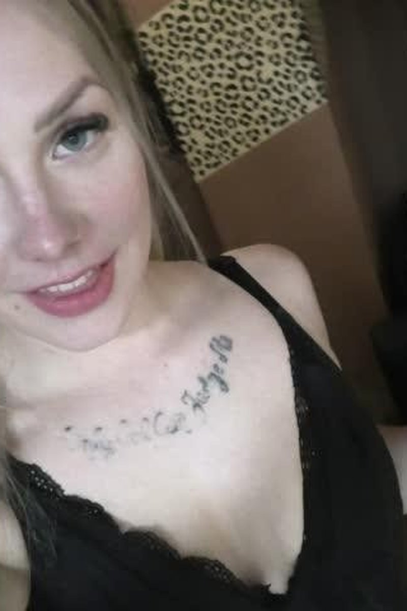 Pee Orgasm at Work - Screenshot 1 of 4 - Golden Shower