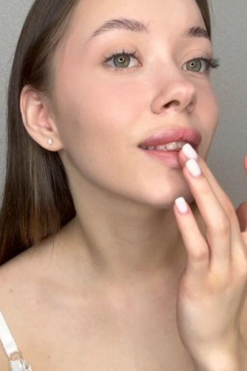 Teasing U With My Lips - Screenshot 1 of 4 - Babes