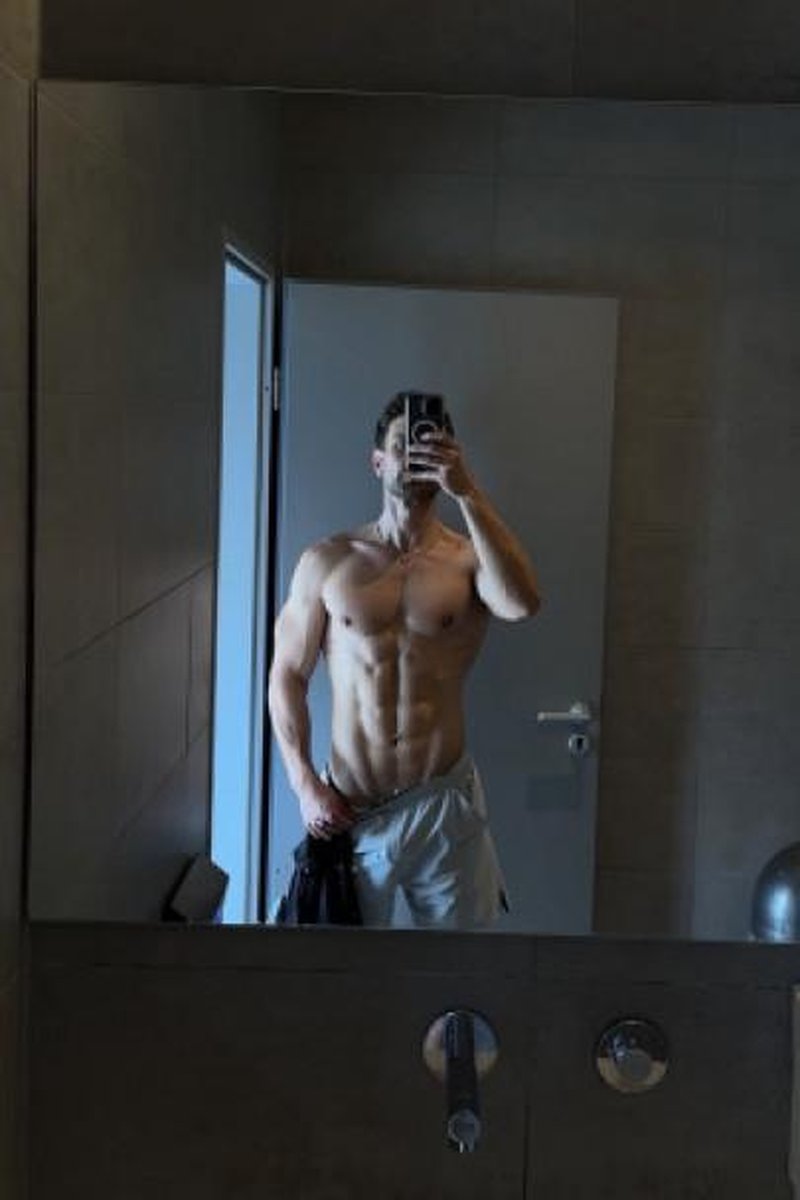 Abs / Flexing Compilation - Screenshot 1 of 4 - Bodybuilder