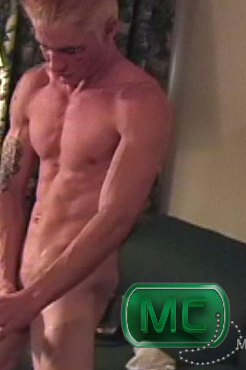 Aaron / Solo - Screenshot 1 of 4 - Gay