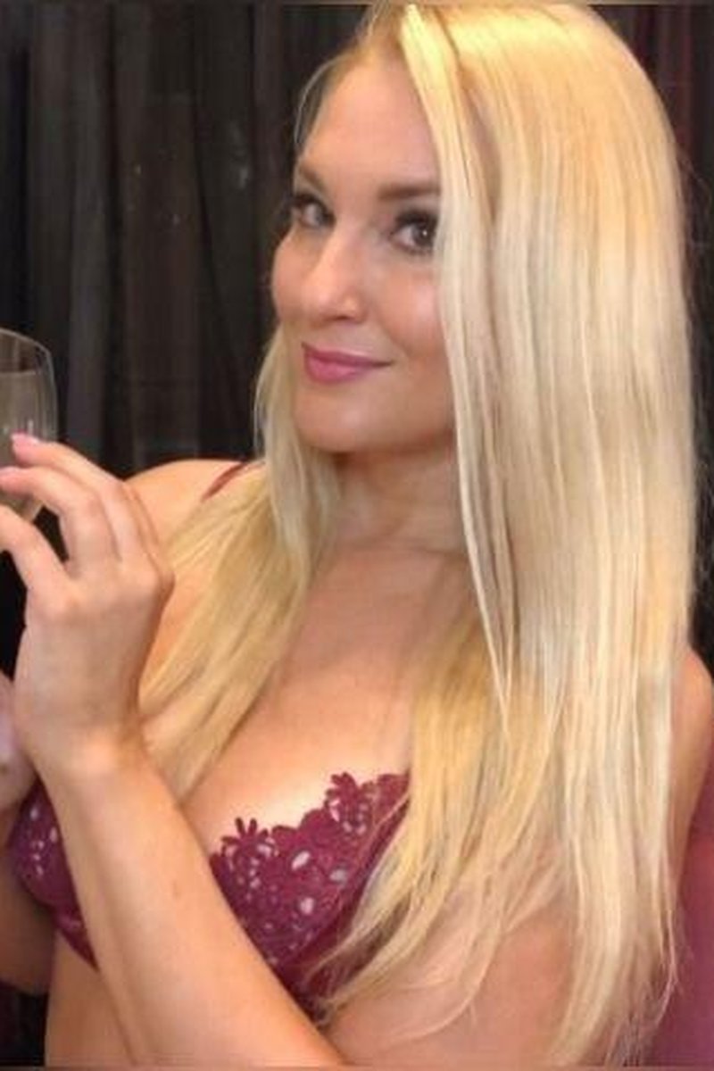 Nail Tapping - Screenshot 1 of 4 - Blonde Hair (Female)