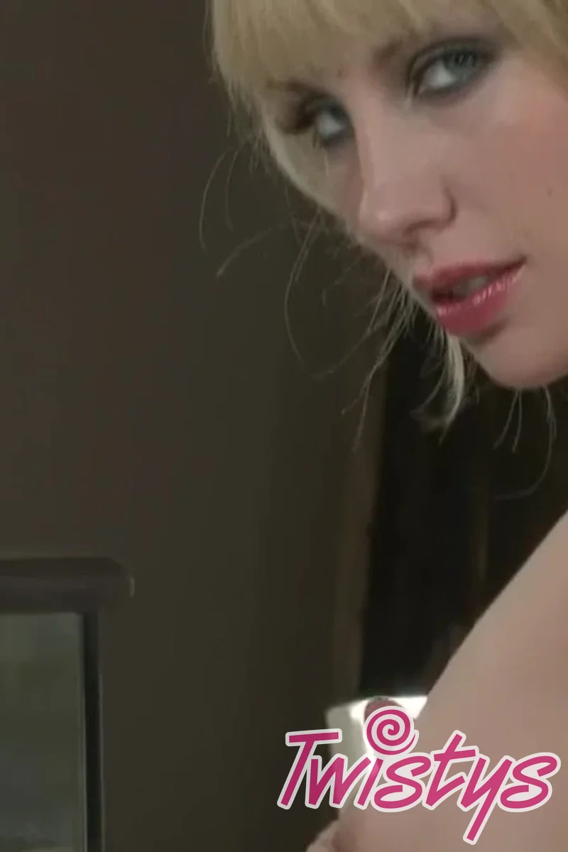 Sofa Satisfaction - Screenshot 1 of 4 - Blond Hair