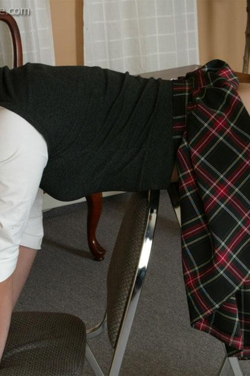 Blake Delivers a Note (A) - Screenshot 1 of 4 - Kneeling