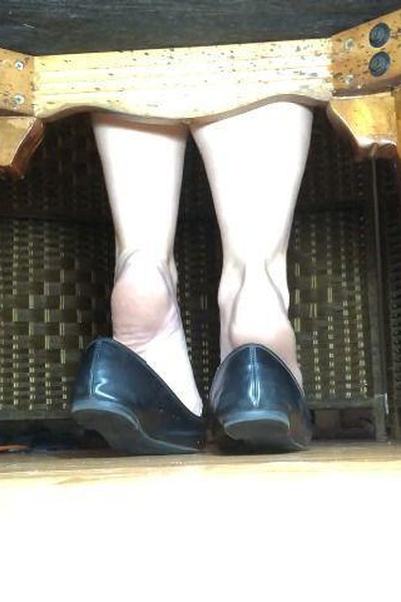 Flat Dangle - Screenshot 1 of 4 - Foot Fetish