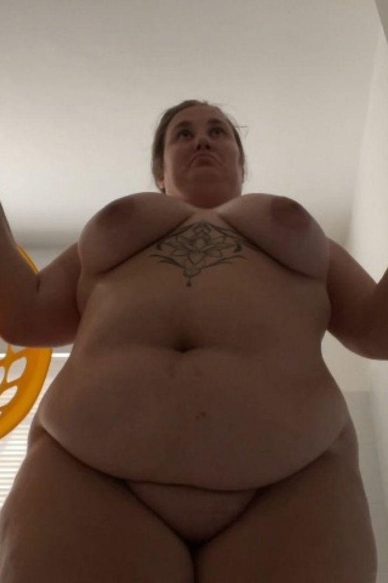 Nude Laundry Services - Screenshot 1 of 4 - BBW