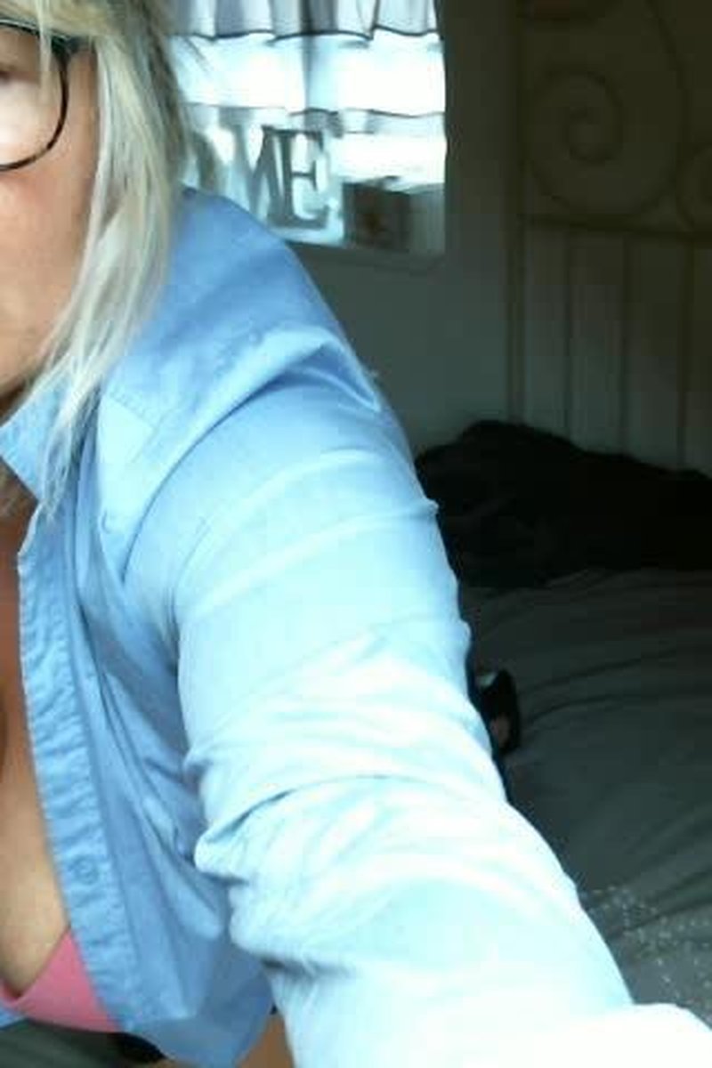 Catch The MILF - Screenshot 1 of 4 - Babes