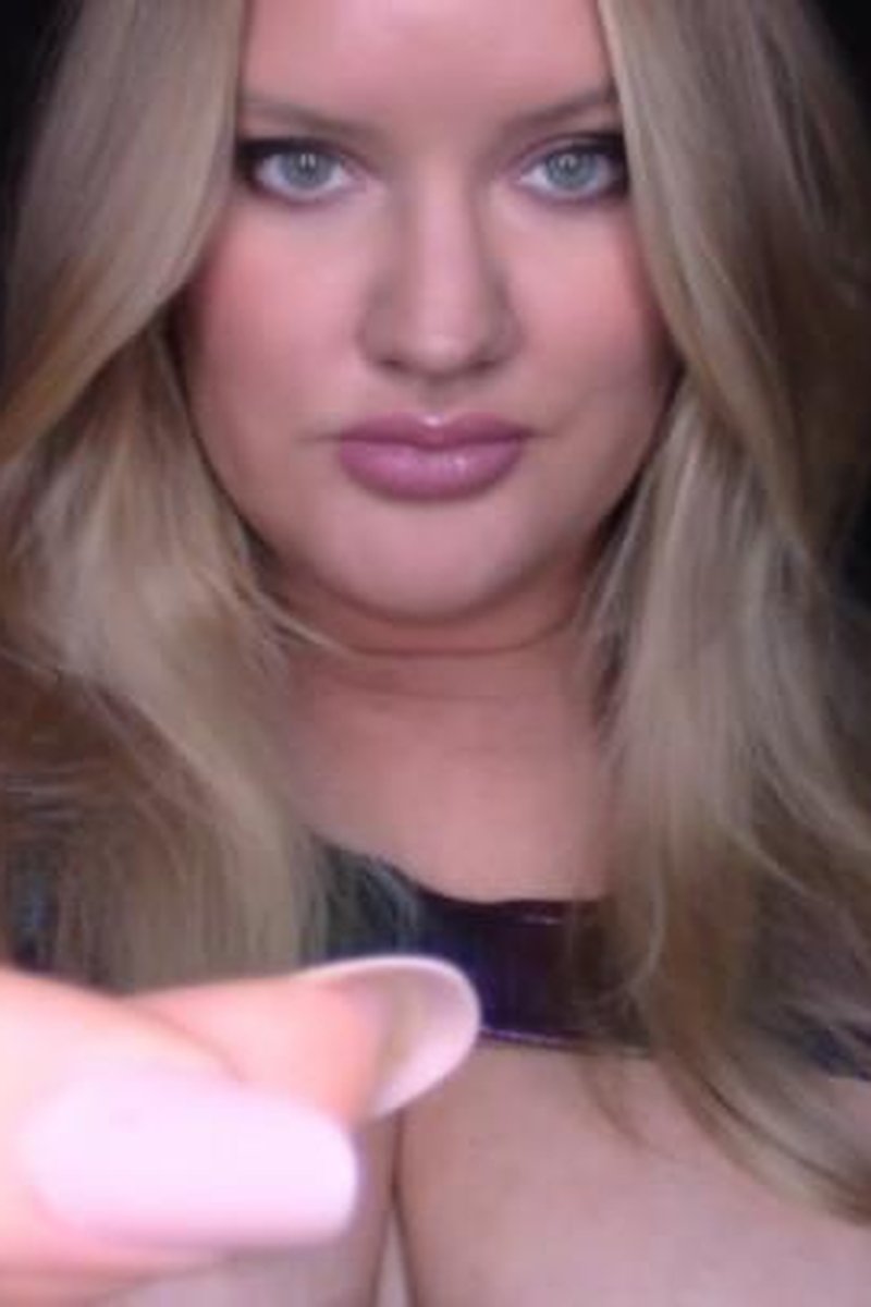 Impulsive Sniffer - Screenshot 1 of 4 - Femdom