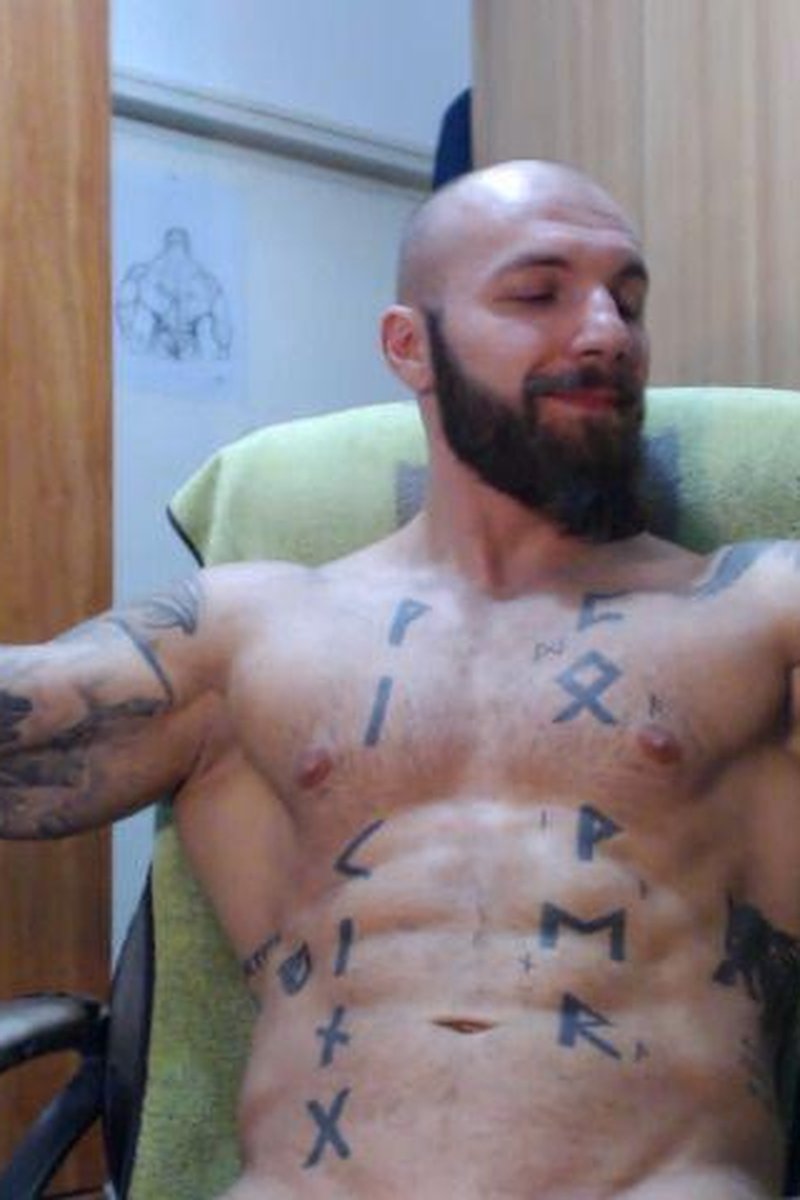 Flexing - Screenshot 1 of 4 - Bodybuilder