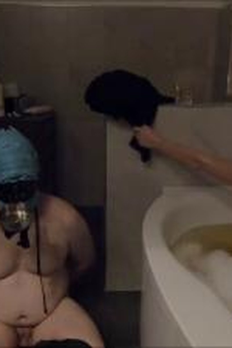 Reell Blind Date - Screenshot 1 of 4 - Bathroom