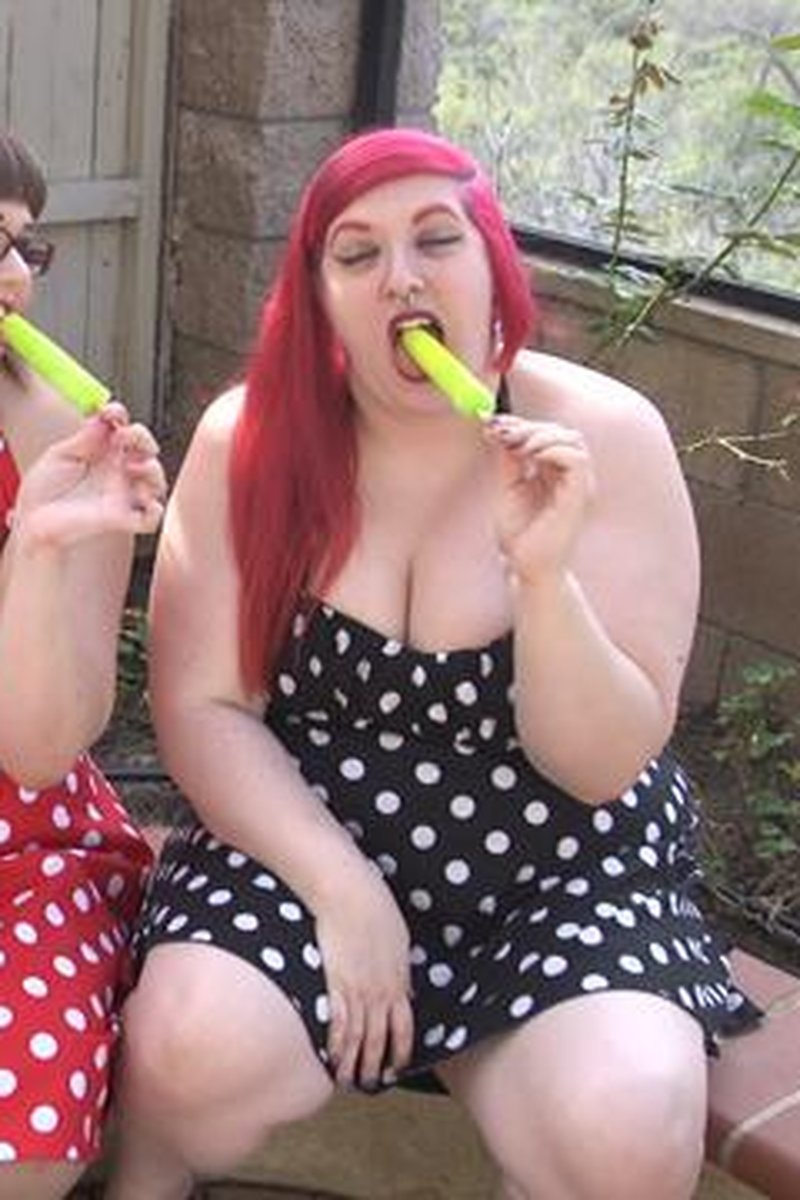 Popsicle Suck Showdown - Screenshot 1 of 4 - BBW