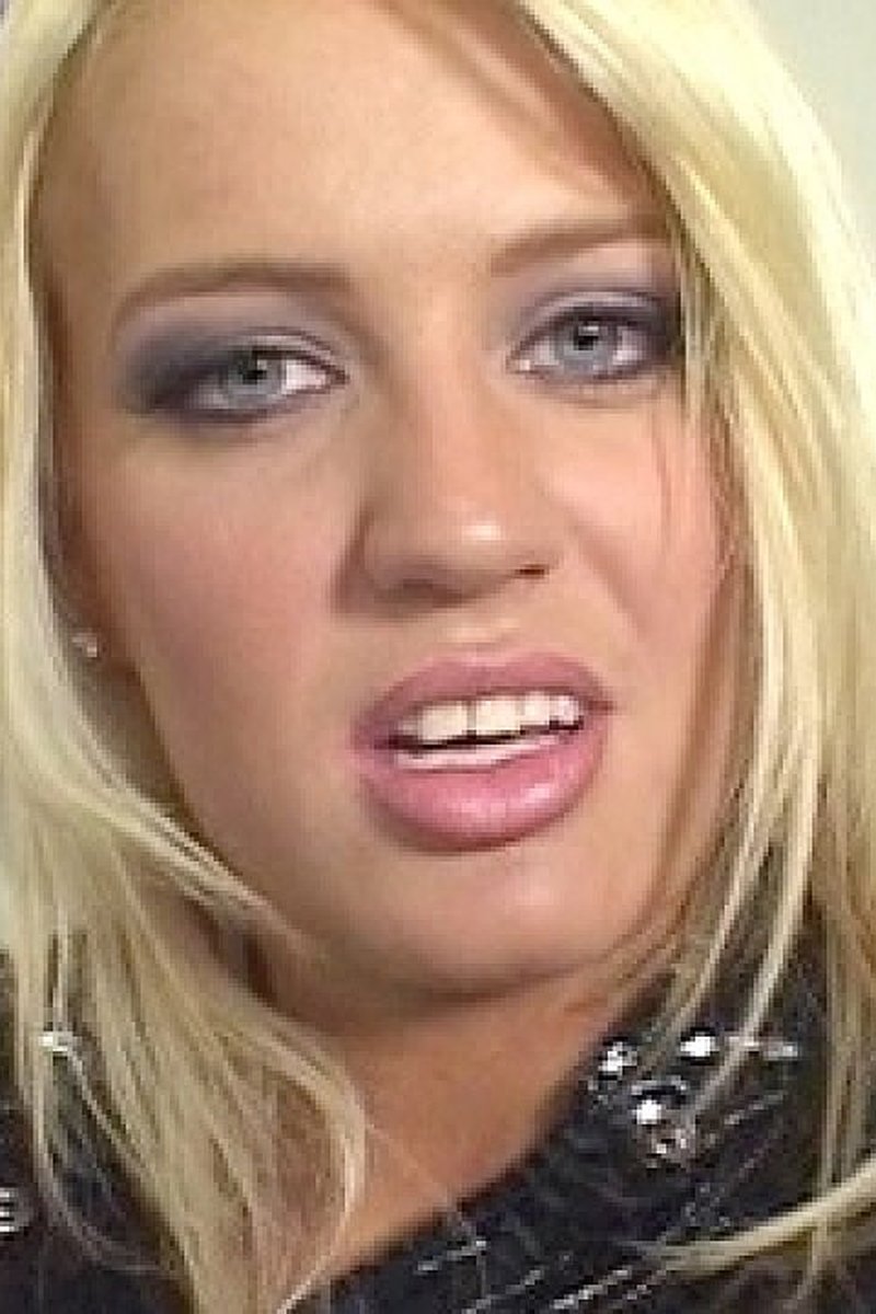 Holly Wellin Loves It Stuck In The Face - Screenshot 1 of 4 - Blond Hair