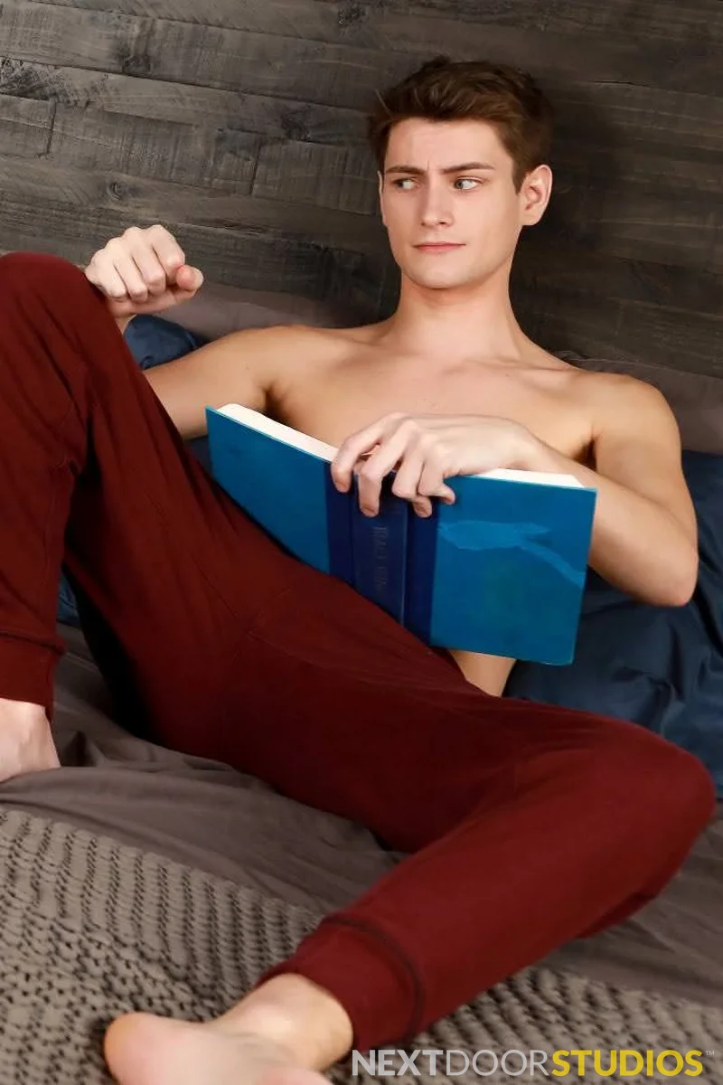 Sharing the Bed - Screenshot 1 of 4 - Amateur