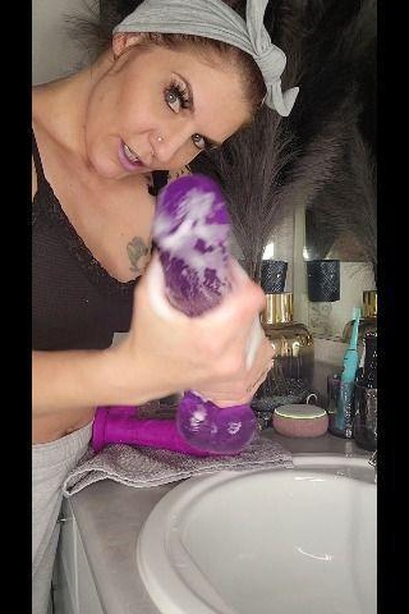 Dildo Spongebath - Screenshot 1 of 4 - Cleaning