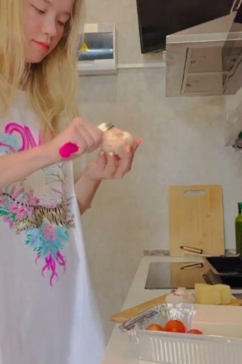 Cooking Time :3 - Screenshot 1 of 4 - Blonde Hair (Female)