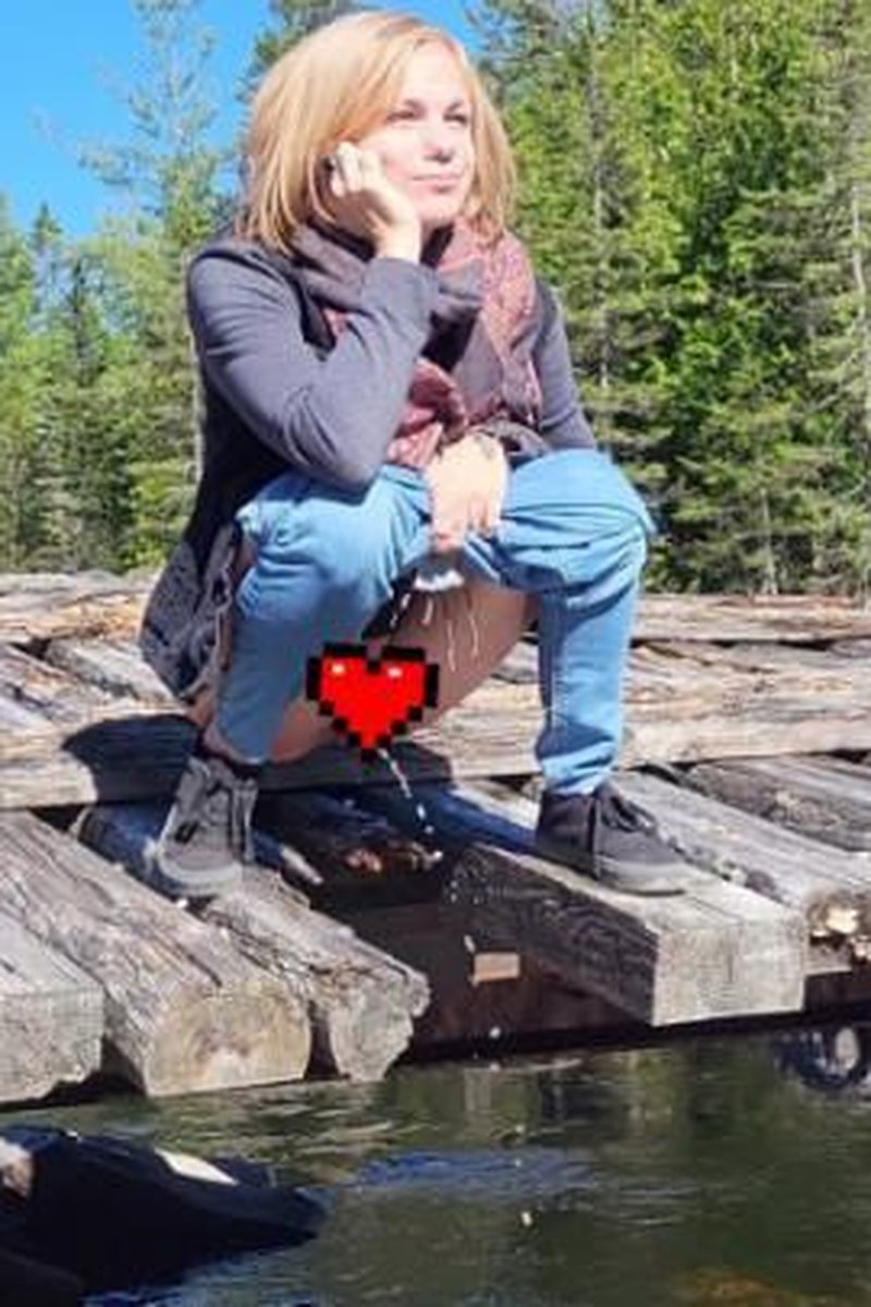 Peeing Outside - Screenshot 1 of 4 - Golden Shower